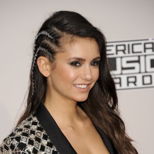 Nina Dobrev sur le tapis rouge du 2016 American Music Awards au théâtre Microsoft à Los Angeles, le 20 novembre 2016