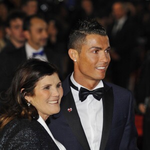 Cristiano Ronaldo avec sa mère Maria Dolores dos Santos Aveiro et son fils Cristiano Ronaldo Jr - Première du film "Ronaldo" à Londres le 9 novembre 2015.