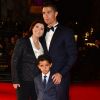 Cristiano Ronaldo avec sa mère Maria Dolores dos Santos Aveiro et son fils Cristiano Ronaldo Jr - Première du film "Ronaldo" à Londres le 9 novembre 2015.