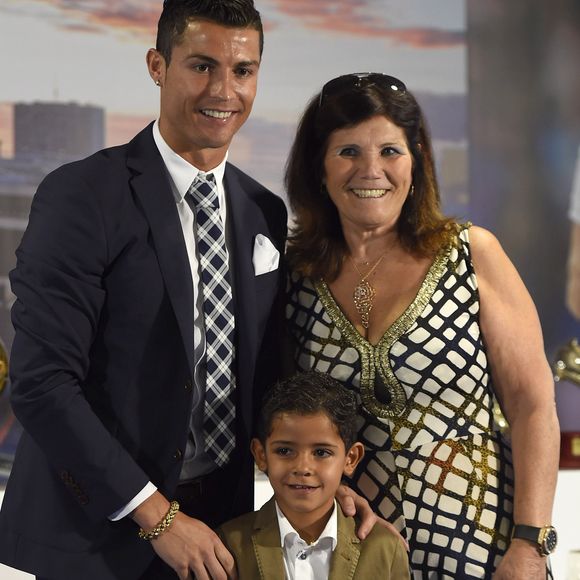Cristiano Ronaldo son fils Cristiano Jr et sa mère Maria Dolores dos Santos Aveiro - Cristiano Ronaldo reçoit un prix pour son record de buts en Champions League au stade Santiago Bernabeu à Madrid, le 2 octobre 2015.