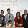 Cristiano Ronaldo, entouré de son fils Cristiano Ronaldo jr, son frère Hugo Aveiro, de sa mère Maria Dolores Dos Santos Aveiro et de son associé Jose Andrade reçoit son 4ème Soulier d'Or lors d'une cérémonie de remise de prix organisée par le quotidien sportif "La Marca" à Madrid, le 13 octobre 2015.