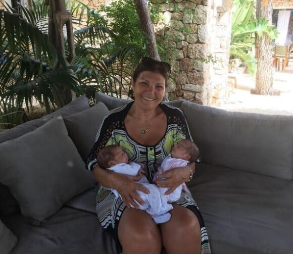 Maria Dolores dos Santos Aveiro, la maman de Cristiano Ronaldo, pose avec ses petits-enfants Mateo et Eva sur Instagram, le 10 juillet 2017.