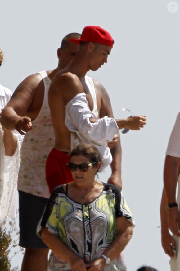 Cristiano Ronaldo en vacances avec sa compagne Georgina Rodriguez, son fils Cristiano et sa maman Maria Dolores dos Santos Aveiro à Formentera le 11 juillet 2017.