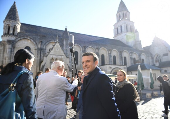 Laurence Haim, à droite - Emmanuel Macron (candidat du mouvement En Marche ! ) en campagne pour le second tour des élections présidentielles 2017 sur le marché de Poitiers le 29 avril 2017. © Eric Feferberg/Pool/Bestimage
