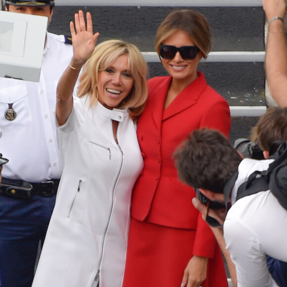 Brigitte Macron et Melania Trump descendent d'un bateau après une promenade sur la Seine à Paris, le 13 juillet 2014.