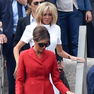 Brigitte Macron et Melania Trump descendent d'un bateau après une promenade sur la Seine à Paris, le 13 juillet 2014.