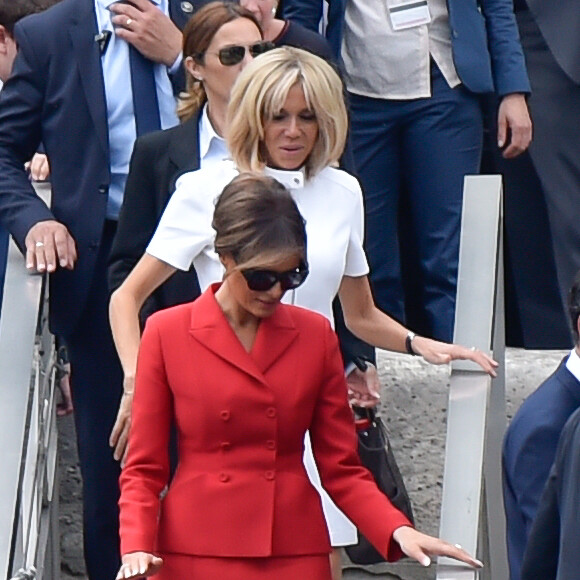 Brigitte Macron et Melania Trump descendent d'un bateau après une promenade sur la Seine à Paris, le 13 juillet 2014.