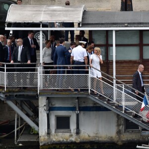 Brigitte Macron et Mélania Trump vont prendre un bateau pour faire une promenade sur la Seine à Paris, le 13 juillet 2014.