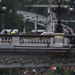 Brigitte Macron et Melania Trump sur un bateau entouré d'une horde de sécurité lors d'une promenade sur la Seine à Paris, le 13 juillet 2014.