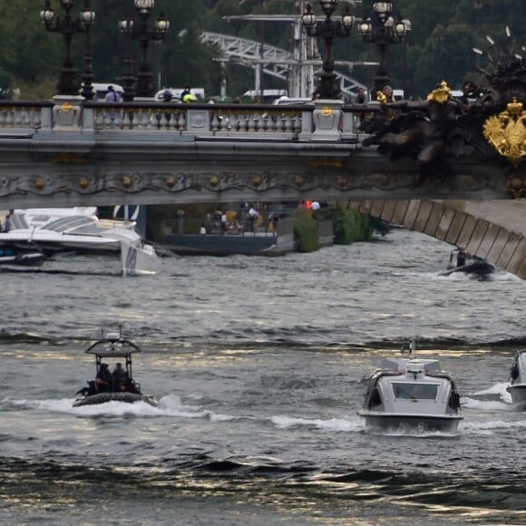 Brigitte Macron et Melania Trump sur un bateau entouré d'une horde de sécurité lors d'une promenade sur la Seine à Paris, le 13 juillet 2014.