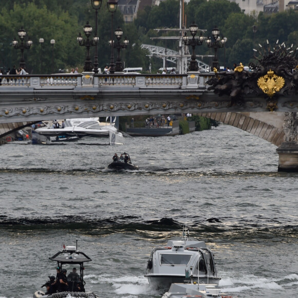 Brigitte Macron et Melania Trump sur un bateau entouré d'une horde de sécurité lors d'une promenade sur la Seine à Paris, le 13 juillet 2014.