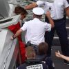 Brigitte Macron et Melania Trump descendent d'un bateau après une promenade sur la Seine à Paris, le 13 juillet 2014