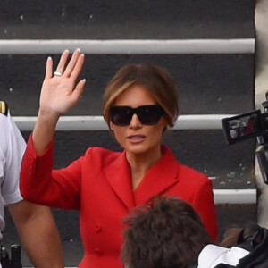 Brigitte Macron et Melania Trump descendent d'un bateau après une promenade sur la Seine à Paris, le 13 juillet 2014