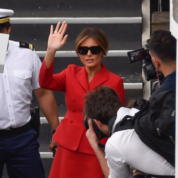 Brigitte Macron et Melania Trump descendent d'un bateau après une promenade sur la Seine à Paris, le 13 juillet 2014