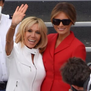 Brigitte Macron et Melania Trump descendent d'un bateau après une promenade sur la Seine à Paris, le 13 juillet 2014.