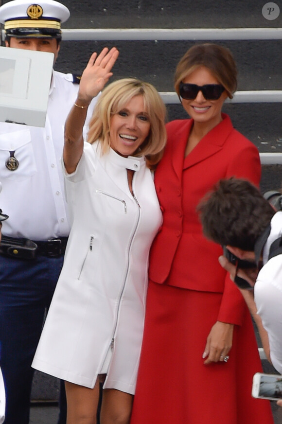 Brigitte Macron et Melania Trump descendent d'un bateau après une promenade sur la Seine à Paris, le 13 juillet 2014.