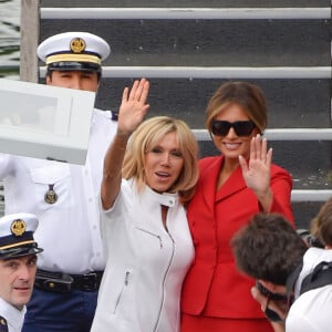 Brigitte Macron et Melania Trump descendent d'un bateau après une promenade sur la Seine à Paris, le 13 juillet 2014