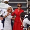 Brigitte Macron et Melania Trump descendent d'un bateau après une promenade sur la Seine à Paris, le 13 juillet 2014.