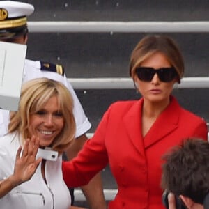 Brigitte Macron et Melania Trump descendent d'un bateau après une promenade sur la Seine à Paris, le 13 juillet 2014.