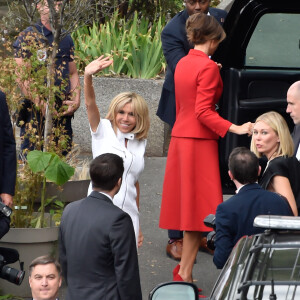 Brigitte Macron et Melania Trump descendent d'un bateau après une promenade sur la Seine à Paris, le 13 juillet 2014