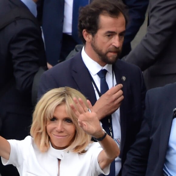 Brigitte Macron et Melania Trump descendent d'un bateau après une promenade sur la Seine à Paris, le 13 juillet 2014