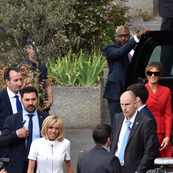 Brigitte Macron et Melania Trump descendent d'un bateau après une promenade sur la Seine à Paris, le 13 juillet 2014