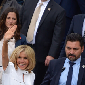 Brigitte Macron et Melania Trump descendent d'un bateau après une promenade sur la Seine à Paris, le 13 juillet 2014