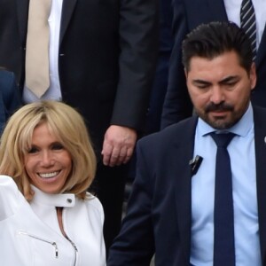 Brigitte Macron et Melania Trump descendent d'un bateau après une promenade sur la Seine à Paris, le 13 juillet 2014