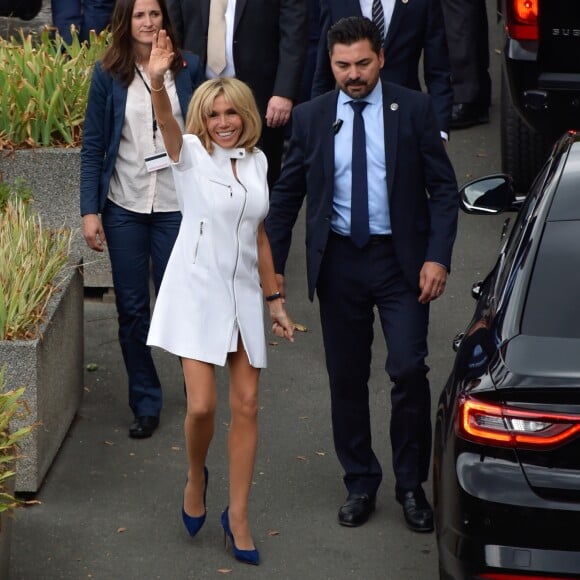 Brigitte Macron et Melania Trump descendent d'un bateau après une promenade sur la Seine à Paris, le 13 juillet 2014