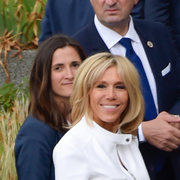 Brigitte Macron et Melania Trump descendent d'un bateau après une promenade sur la Seine à Paris, le 13 juillet 2014