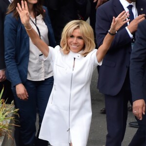 Brigitte Macron et Melania Trump descendent d'un bateau après une promenade sur la Seine à Paris, le 13 juillet 2014.