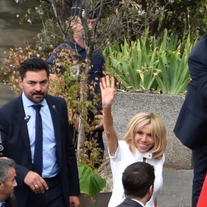 Brigitte Macron et Melania Trump descendent d'un bateau après une promenade sur la Seine à Paris, le 13 juillet 2014