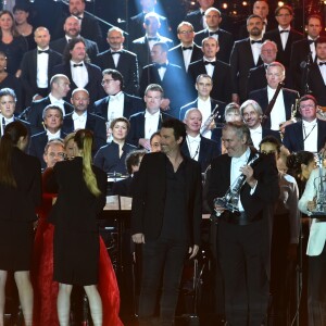 Exclusif - Richard Orlinski,Valeri Guerguiev - Grand concert de l'Orchestre National de France au Champs de Mars présenté par S. Bern sur France 2 pour célébrer la Fête Nationale à Paris le 14 juillet 2017 Richard Orlinski a remis une sculpture (Paris Concerto) à tous les participants du concert © Giancarlo Gorassini / Pierre Perusseau / Veeren / Bestimage