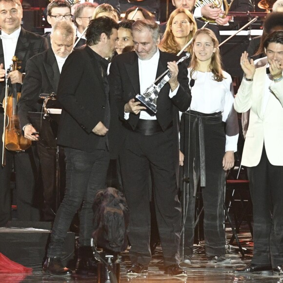 Exclusif - Richard Orlinski et Valeri Guerguiev - Grand concert de l'Orchestre National de France au Champs de Mars présenté par S. Bern sur France 2 pour célébrer la Fête Nationale à Paris le 14 juillet 2017 Richard Orlinski a remis une sculpture (Paris Concerto) à tous les participants du concert © Giancarlo Gorassini / Pierre Perusseau / Veeren / Bestimage