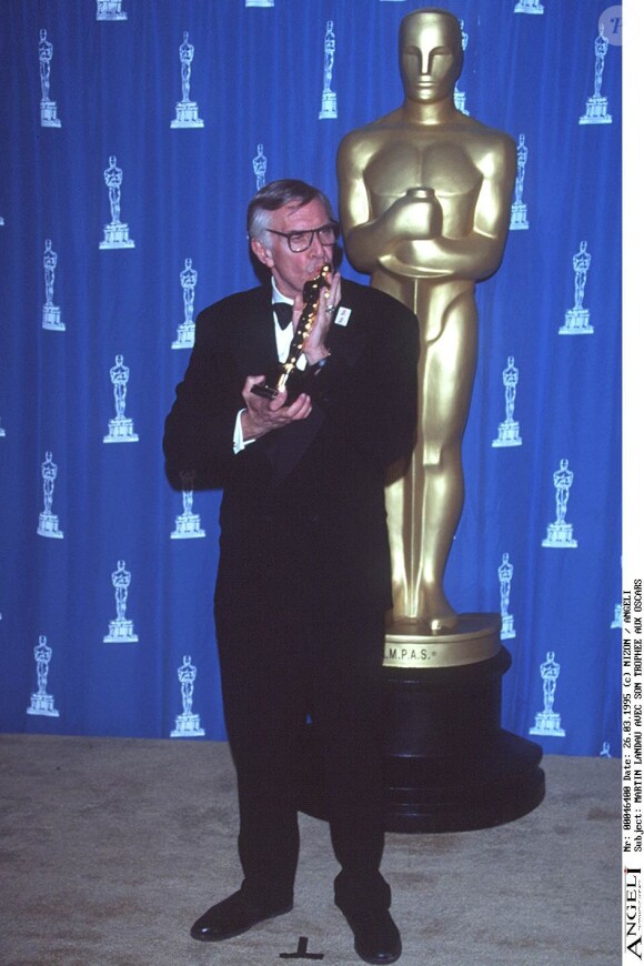 Martin Landau pose avec son Oscar, à Los Angeles, en 1995.