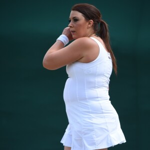 Marion Bartoli participe au tournoi des légendes de Wimbledon, Londres, le 12 juillet 2017.