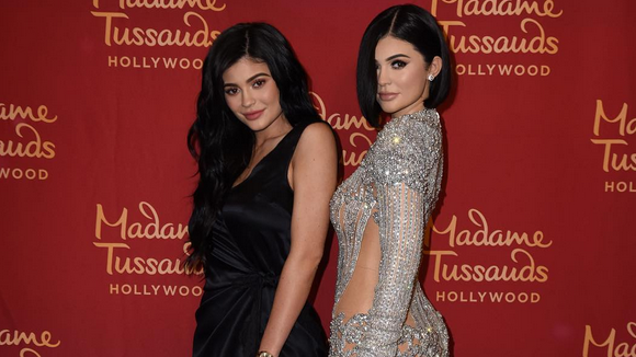 Kylie Jenner : Sa statue de cire canon, les Kardashian n'y voient que du feu !