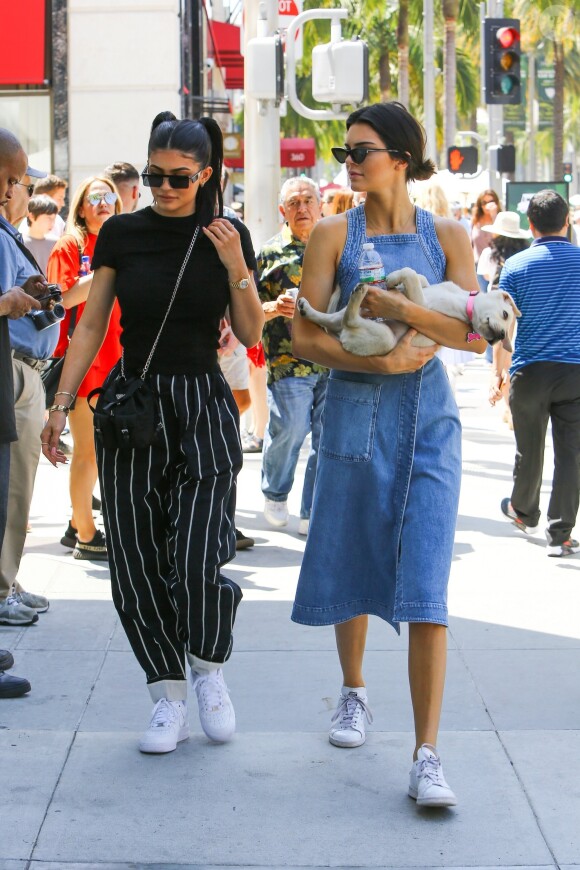 Exclusif - Kendall et Kylie Jenner à Beverly Hills le 18 juin 2017.