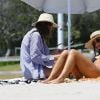 Emily Ratajkowski profite d'un après-midi ensoleillé sur la plage de Malibu. Los Angeles, le 18 juillet 2017.