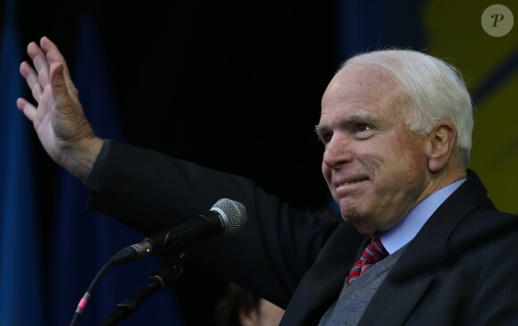 Le senateur americain John McCain - Manifestation en Ukraine contre la decision du gouvernement de retarder la signature d'un accord commercial avec l'Union Europeenne le 15 decembre 2013.