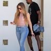Khloe Kardashian et son petit ami Tristan Thompson sortent de leur maison à Los Angeles le 19 juillet 2017