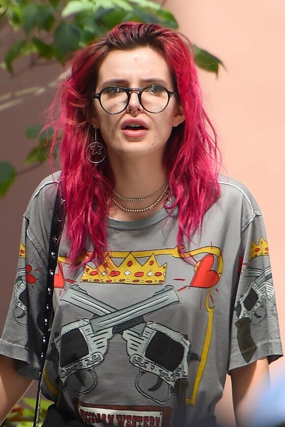 Bella Thorne avec les cheveux rouges se promène à Manhattan Le 19 Juillet 2017