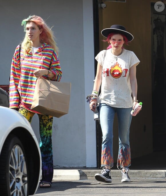 Bella Thorne et sa soeur Danni vont déjeuner au restaurant "Sweet Butter Kitchen" à Los Angeles, le 5 juillet 2017. © CPA/Bestimage