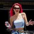 Bella Thorne se promène les cheveux rouges, jupe en jean et collants résille dans le quartier de downtown à Los Angeles, le 27 juin 2017
