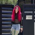 Bella Thorne, les cheveux rouges, dans la rue à Los Angeles le 14 juin 2017.