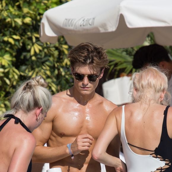 Pixie Lott et son compagnon Oliver Cheshire en vacances avec des amis à Ibiza, le 20 juillet 2017.