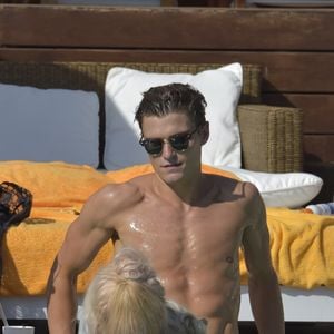 Pixie Lott et son compagnon Oliver Cheshire en vacances avec des amis à Ibiza, le 20 juillet 2017.