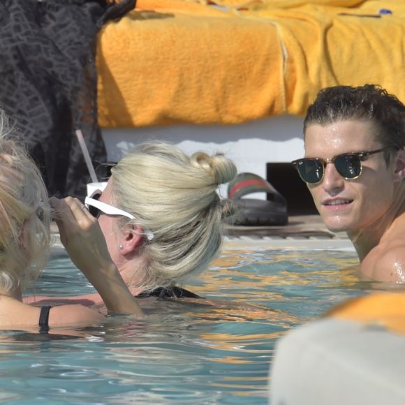 Pixie Lott et son compagnon Oliver Cheshire en vacances avec des amis à Ibiza, le 20 juillet 2017.