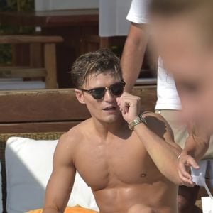 Pixie Lott et son compagnon Oliver Cheshire en vacances avec des amis à Ibiza, le 20 juillet 2017.