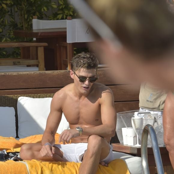 Pixie Lott et son compagnon Oliver Cheshire en vacances avec des amis à Ibiza, le 20 juillet 2017.